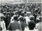 Fotografia de Américo Tomás, acompanhado por António Augusto Peixoto Correia, cumprimentando a população da Ilha de Moçambique por ocasião da visita de estado efetuada a Moçambique