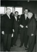 Fotografia de Américo Tomás e João Pereira da Rosa, por ocasião da visita à Colónia Balnear Infantil de "O Século", em São Pedro do Estoril.