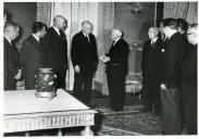 Fotografia de Américo Tomás no Palácio de Belém, recebendo em audiência uma comissão de Coimbra