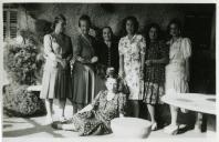 Fotografia de Gertrudes Tomás, mulher de Américo Tomás, com as filhas Maria Natália e Maria Madalena, junto de familiares e amigos por ocasião da sua visita ao norte de Portugal