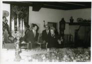Fotografia de Gertrudes Ribeiro da Costa durante um almoço com amigos