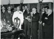 Fotografia de Américo Tomás, acompanhado por Alfredo Rodrigues dos Santos Júnior e por Eduardo de Arantes e Oliveira, no Museu de Etnografia e História da Junta Distrital do Porto, por ocasião da visita oficial efetuada ao norte do país