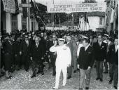 Fotografia de Américo Tomás, acompanhado por Alfredo Rodrigues dos Santos Júnior e por Eduardo de Arantes e Oliveira, em Vila Real, por ocasião da visita oficial efetuada ao norte de Portugal