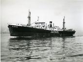 Fotografia do navio de carga “Alcoutim” (ex- S.S. Fort Fidler ) da Sociedade Geral de Comércio, Indústria e Transportes de Lisboa, saindo do porto de Lisboa