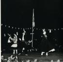 Fotografia da participação de República Américo Tomás num evento, onde foi oferecido um jantar e também, durante o qual, atuaram vários grupos de Ranchos Folclóricos