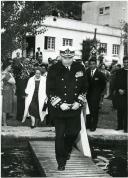 Fotografia de Américo Tomás e de Gertrudes Ribeiro Tomás durante uma cerimónia oficial