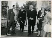 Fotografia de Américo Tomás, acompanhado por Gertrudes Rodrigues Tomás, por ocasião da visita oficial efetuada às novas instalações da Creche José Luís