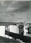 Fotografia de Gertrudes Rodrigues Tomás na Fortaleza de São Sebastião, na Ilha de Moçambique, por ocasião da visita de estado efetuada por Américo Tomás a Moçambique