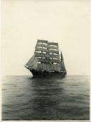 Fotografia do Navio-Escola Sagres II navegando no rio Tejo