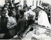 Fotografia de Américo Tomás saudando a população de Quelimane do interior de um automóvel durante a visita de estado efetuada a Moçambique