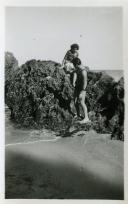 Fotografia de Maria Natália, filha de Américo Tomás, na Praia de Alpertuche na Arrábida, em Setúbal