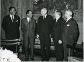 Fotografia de Américo Tomás no Palácio Nacional de Belém, recebendo em audiência à Corporação da Lavoura