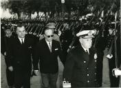 Fotografia de Américo Tomás no Colégio Militar assistindo à abertura do novo ano letivo