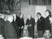 Fotografia de Américo Tomás no Palácio Nacional de Belém, recebendo em audiência as forças vivas do distrito de Leiria