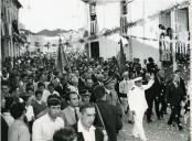 Fotografia de Américo Tomás, saudando a população em Alijó por ocasião da visita efetuada por ocasião da visita efetuada ao distrito de Bragança, de 29 a 31 de agosto de 1964