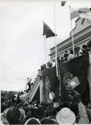 Fotografia de Américo Tomás, acompanhado por António Augusto Peixoto, em Xai-Xai, saudando a população por ocasião da visita de estado efetuada a Moçambique