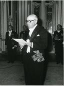 Fotografia de Américo Tomás discursando no Palácio de Queluz, presidindo à sessão solene de cumprimentos do Corpo Diplomático