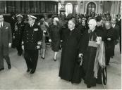 Fotografia de Américo Tomás, Gertrudes da Costa Ribeiro Tomás, Manuel Gonçalves Cerejeira e Manuel de Almeida Trindade, por ocasião da visita à Universidade de Évora, na Estação de Santa Apolónia, em Lisboa.