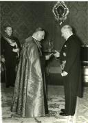 Fotografia de Américo Tomás na entrega de credenciais no Palácio de Belém