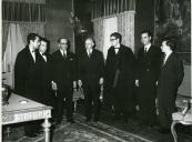 Fotografia de Américo Tomás no Palácio Nacional de Belém, recebendo em audiência a direção do Centro Desportivo Universitário do Porto