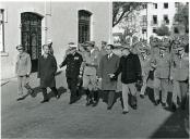 Fotografia do Presidente da República Américo Tomás visitando o Regimento de Lanceiros N.º 2 