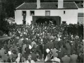 Fotografia de Américo Tomás, acompanhado por Eduardo de Arantes e Oliveira, presidindo a uma sessão solene no liceu de Vale de Rei, por ocasião da visita efetuada ao distrito de Leiria