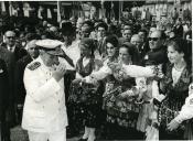Fotografia de Américo Tomás cumprimentando a população durante a visita a Valença do Minho
