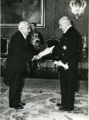 Fotografia de Américo Tomás no Palácio de Belém, presidindo à cerimónia de entrega de credenciais ao embaixador da República Árabe Unida 