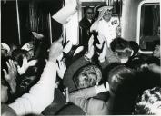 Fotografia de Américo Tomás a bordo de um comboio, partindo de Lourenço Marques para o distrito de Gaza, por ocasião da visita de estado efetuada a Moçambique