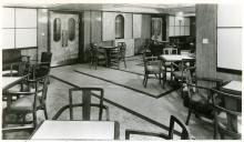 Fotografia da sala de fumo da classe turística do paquete N/T Moçambique pertencente à Companhia Nacional de Navegação (CNN)
