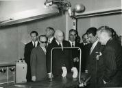 Fotografia de Américo Tomás acompanhado por Eduardo de Arantes Oliveira e por outras individualidades inaugurando a Prisão-Hospital de Cascais