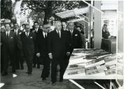 Fotografia de Américo Tomás acompanhado por várias individualidades na Avenida da Liberdade inaugurando a 32.ª Feira do Livro
