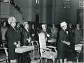 Fotografia de Gertrudes Rodrigues Tomás, esposa de Américo Tomás, assistindo à missa Te-Deum em Lourenço Marques, por ocasião da visita de estado efetuada a Moçambique