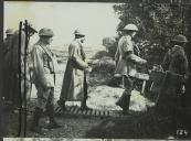 Fotografia de Manuel Gomes da Costa, em França, dirigindo as tropas do Corpo Expedicionário Português (CEP)