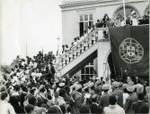 Fotografia de Américo Tomás na cidade de João Belo, atualmente designada Xai-Xai, acompanhado por José Augusto da Costa Almeida e por António Augusto Peixoto Correia, saudando a população por ocasião da visita de estado efetuada a Moçambique
