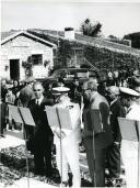 Fotografia de Américo Tomás, acompanhado por Alfredo Rodrigues dos Santos Júnior e por Eduardo de Arantes e Oliveira, saudando a população por ocasião da visita efetuada por ocasião da visita efetuada ao distrito de Bragança, de 29 a 31 de agosto de 1964