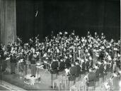 Fotografia de Américo Tomás no Teatro Nacional de São Carlos, assistindo a um concerto da Banda Filarmónica da Guarda Nacional Republicana 