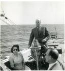 Fotografia de Américo Tomás com a filha Maria Natália a bordo do veleiro “Sunday”