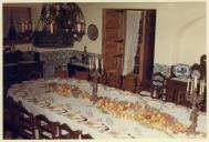 Fotografia da decoração da sala de jantar por ocasião do almoço que conta com a presença de Américo Tomás