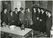 Fotografia de Américo Tomás no Palácio de Belém, recebendo em audiência uma comissão do concelho de Mafra