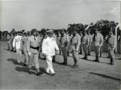 Fotografia de Américo Tomás passando revista às tropas, por ocasião da visita de estado efetuada a Moçambique