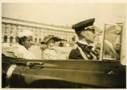 Fotografia de Gertrudes Rodrigues Tomás acompanhada por Aida Desta, no Terreiro do Paço, por ocasião da visita oficial de Hailé Sélassié a Portugal