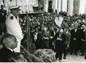 Fotografia de Américo Tomás, acompanhado por Alfredo Rodrigues dos Santos Júnior, por ocasião da visita efetuada a Valença