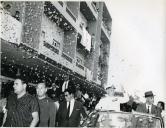 Fotografia de República Américo Tomás saudando a população de Quelimane do interior de um automóvel durante a visita de estado efetuada a Moçambique