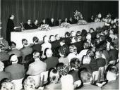 Fotografia de Américo Tomás, acompanhado por José João Gonçalves de Proença na Feira das Indústrias, presidindo à sessão inaugural do Congresso nacional do Ensino Particular