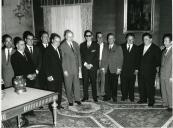 Fotografia de Américo Tomás no Palácio Nacional de Belém, recebendo em audiência uma comissão de Mem Martins