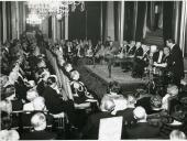 Fotografia de Américo Tomás na Câmara Municipal de Lisboa, presidindo à sessão solene comemorativa do 1.º centenário do nascimento do Rei D. Carlos