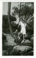 Fotografia de Maria Madalena e Maria Natália, filhas de Américo Tomás, durante uma visita ao Farol da Guia, em Cascais