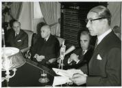 Fotografia de Américo Tomás, acompanhado por Ulisses Cortês, no Largo do Calhariz, em Lisboa, inaugurando as novas instalações da Caixa Geral de Depósitos