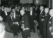 Fotografia de Américo Tomás, acompanhado por António de Oliveira Salazar, presidindo à abertura solene da IX legislatura da Assembleia Nacional